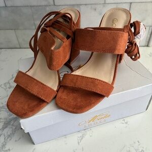 Tan heels *NEW*